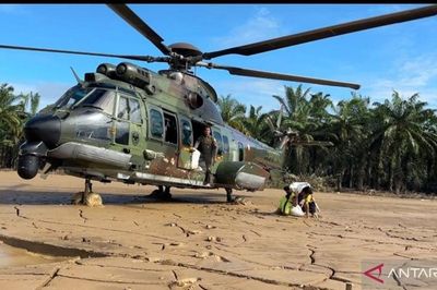 Helicopter TNI AU Rela Mendarat di Lintasan Penuh Lumpur demi Antar Logistik ke Aceh Tamiang