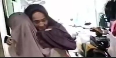 Viral Nenek 85 Tahun yang Tak Bisa Berjalan Dipersulit Ambil Bantuan, Warga Bantu Gotong ke Kelurahan