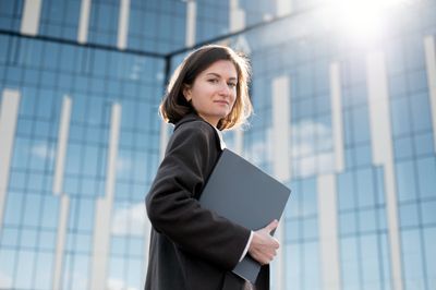 7 Puisi Singkat tentang Wanita Pejuang yang Super Inspiratif dan Bikin Hati Bergetar