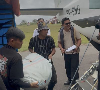 Akses Darat Putus, Pemkab Aceh Tengah Kirim Cabai Pakai Pesawat