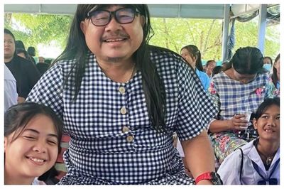 Ayah Ini Kenakan Gaun di Hari Ibu Demi Putrinya, Alasannya Bikin Haru!
