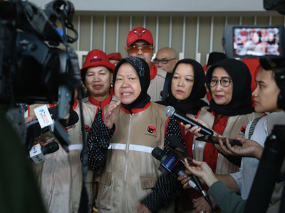 Risma Mengapresiasi Sopir Ambulans yang Bekerja Tanpa Libur dan Tanpa Pamrih