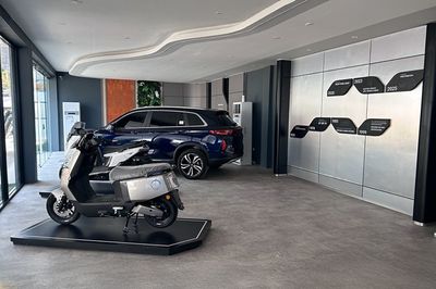 Polytron Resmikan Tiga EV Showroom Sekaligus, Hadirkan Layanan Darurat EVA 24 7
