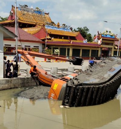 Ekskavator Normalisasi Sungai Speelwijk Banten Lama Terguling Operator dan Kenek Tertimbun Lumpur