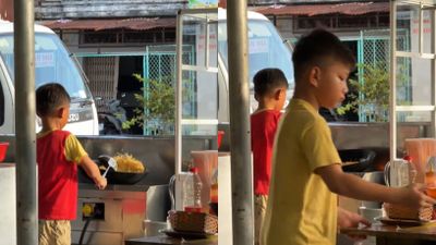 Dua Anak Ini Curi Perhatian Saat Sigap Bantu Orang Tuanya Berjualan Nasi Goreng