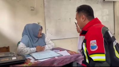 Aksi Tak Biasa Damkar Cimahi Dampingi Siswi Ambil Rapor di Sekolah