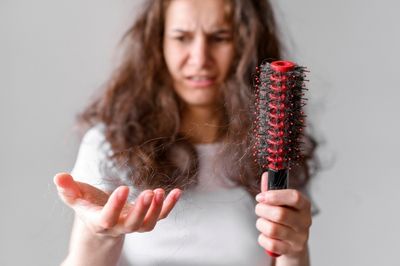 Ternyata Bukan hanya di Rambutnya, Akar Masalah Rambut Rontok Masyarakat Indonesia Datang dari Kulit Kepala