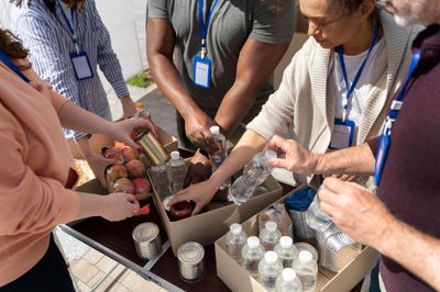 Volunteer: Arti, Jenis Kegiatan, Manfaat, serta Contoh Program di Indonesia dan Internasional