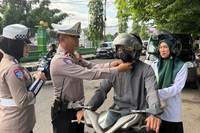 Operasi Lilin 2025: Satlantas Polres Parepare Tegur Pemudik Motor Tak Pakai Helm
