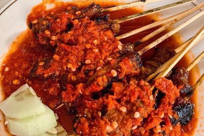 Menyantap Sate Plecing yang Pedas Manis
