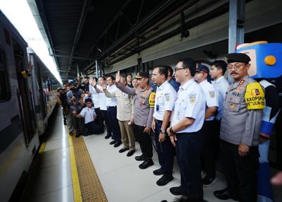 Kapolri-Menhub Tinjau Langsung Stasiun Pasar Senen, Pastikan Kesiapan Pelayanan Nataru 2025