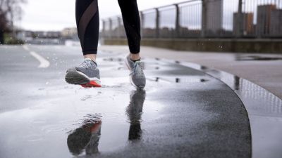 Tips Olahraga Efektif di Musim Hujan Tanpa Takut Sakit