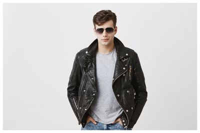 Jangan Asal Cuci! Ini 6 Cara Mencuci Jaket Kulit yang Baik dan Benar