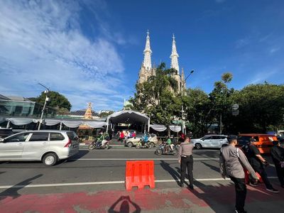 Intip Suasana Gereja Katedral Jelang Misa Natal, Polisi Sampai Banser Standby