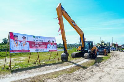 Gubernur Sulsel Serahkan Excavator CSR PT Vale untuk Normalisasi Sungai Masamba