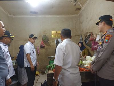 Jelang Natal dan Tahun Baru, Bupati Bangka Pantau Kebutuhan Pokok di Pasar Sungailiat