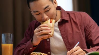 Dampak Negatif Makan Cepat bagi Kesehatan Pencernaan
