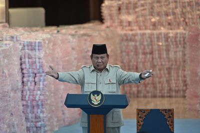 Dekonstruksi Serakahnomics : Saat Negara Merebut Kembali Hutan dari Cengkeraman Korporasi