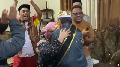 HUT Pernikahan Ke-50 Sepasang Lansia Dirayakan Penuh Haru, Warganet Puji Kekompakan Keluarga
