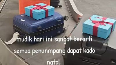Hangatnya Suasana Natal di Bandara Sultan Hasanuddin Makassar, Penumpang Terima Kado di Bagasi