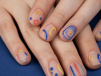 17 Ide Nama Nail Art Tema Ocean yang Bikin Kuku Kamu Berasa Liburan ke Laut