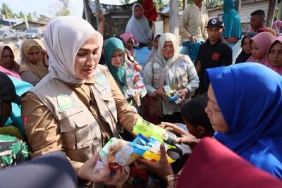 Ketua TP PKK Aceh Jadi Apoteker Dadakan Layani Warga Terdampak Bencana