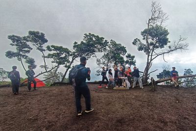 Liburan Akhir Tahun Lebih Seru dengan Muncak Bareng Teman Hiking