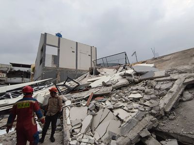 Gedung Parkir 2 Lantai di Koja Ambruk Timpa Banyak Kendaraan