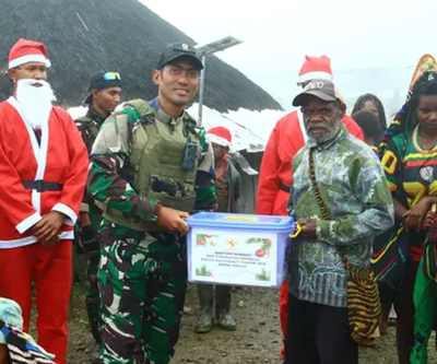 Bingkisan Natal Puncak Jaya Dibagikan Satgas Yonif 112-DJ, Purbo Sasongko Ajak Jaga Persatuan
