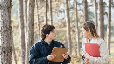 Mengapa Kejujuran Lebih Banyak Terungkap pada Orang Asing daripada Keluarga?
