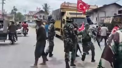 TNI Lakukan Pembubaran Massa dengan Bendera Bulan Bintang di Aceh