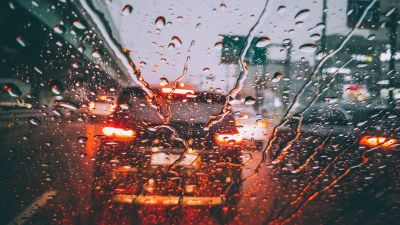 Tips Aman Berkendara Menggunakan Mobil Pribadi Saat Hujan