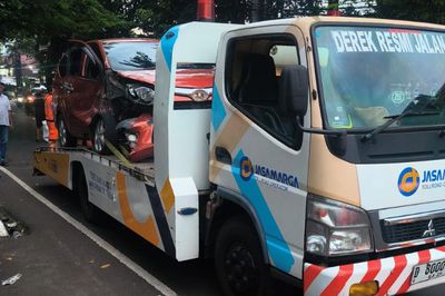 Calya yang Dikendarai WN Myanmar Tabrak Bus Transjakarta di Jaksel, Begini Kronologinya!
