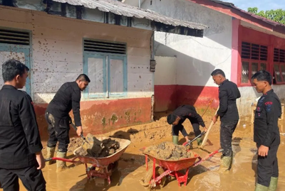 Brimob Polda Sumut Turun Tangan Bersihkan Sekolah Demi Kembalinya Aktivitas Belajar