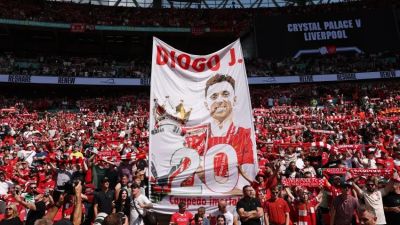 Maskot Kecil Menghormati Diogo Jota dalam Pertandingan Liverpool Vs Wolves