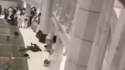Kejadian Mencengangkan di Masjidil Haram: Pria Melompat dan Tanggapan Syekh Al-Sudais