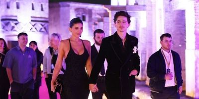 Timothée Chalamet Resmi Hadir di Natal Keluarga Jenner, Isyarat Hubungan Serius?
