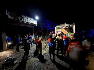 Solidaritas Tanpa Batas: Relawan Terjang Medan Lumpur demi Salurkan Bantuan di Aceh Tamiang