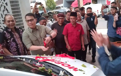 Ahmad Basarah Kembali ke Jedong, Serahkan Mobil Siaga untuk Warga