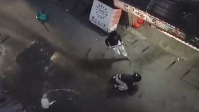 Tawuran Remaja Dibubarkan dengan Cara Tak Biasa, Satu Pelaku Tersungkur Usai Terkena Galon
