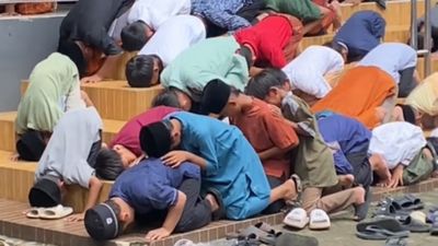 Aksi Unik Bocil Gen Alpha Ikut Salat Jumat di Area Masjid Bikin Warganet Senyum-Senyum