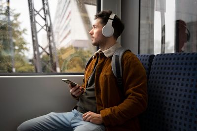 111 Caption Bahasa Inggris Naik Kereta Api, Lucu Aesthetic!