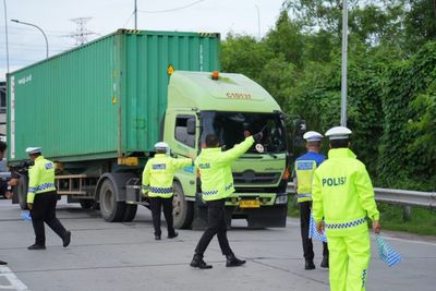 Kenapa Kendaraan Sumbu Tiga Dilarang Masuk Tol saat Libur Nataru 2025? Ini Alasannya