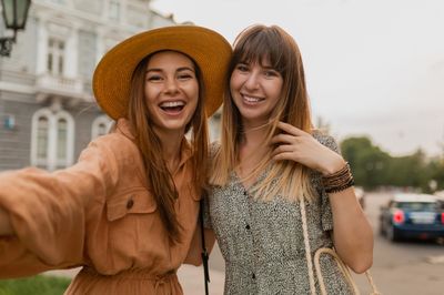 111 Caption Bahasa Inggris Bareng Bestie, Lucu Aesthetic!