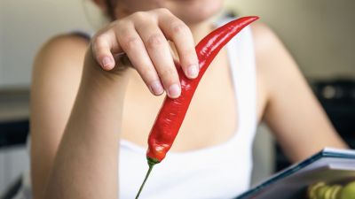 Mengapa Makanan Pedas Memicu Keringat Berlebih pada Tubuh