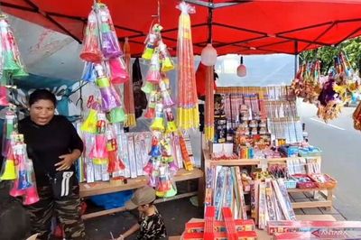 Pedagang Terompet dan Kembang Api di Pasar Gembrong Ngeluh Sepinya Pembeli Jelang Tahun Baru 2026