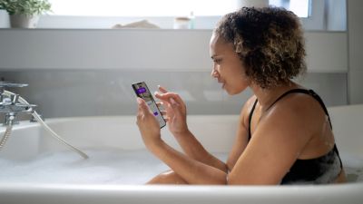 Bahaya Tersembunyi Menggunakan Ponsel di Kamar Mandi