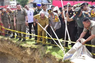 19.754 Botol Miras Hasil Razia di Kota Gorontalo Dimusnahkan