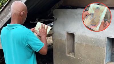 Momen Haru Seorang Bapak di Pidie Jaya Bersihkan Foto Anak dari Lumpur Pascabanjir