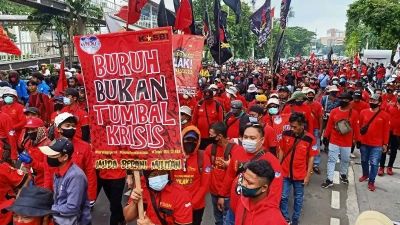Buruh Jakarta Tuntut Kenaikan UMP Menjadi Rp 5,8 Juta dalam Aksi Besar-Besaran